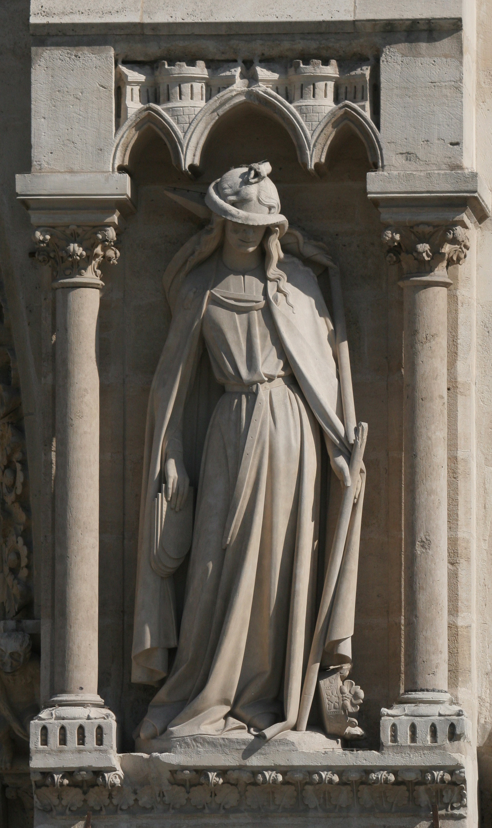 Notre-dame-paris-3rd-statue-west-side.jpg